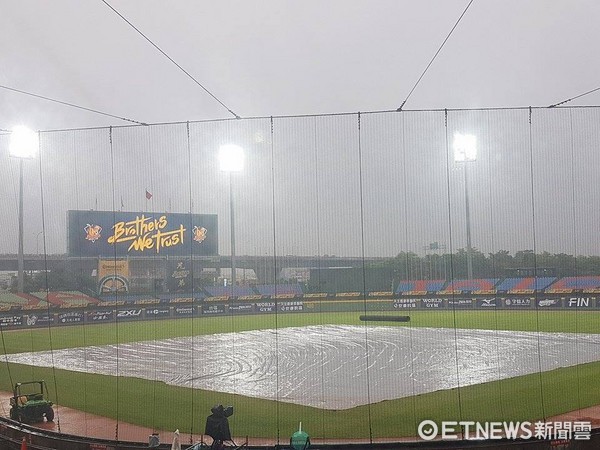 ▲台中洲際棒球場下雨。（圖／記者歐建智攝）