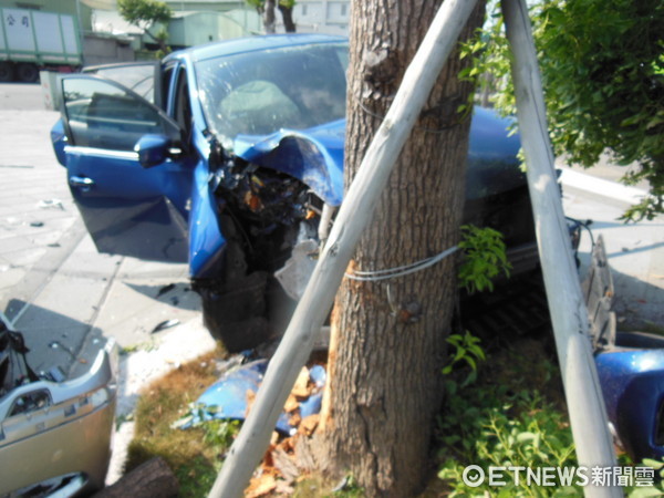 ▲酒駕男子駕駛大七闖紅燈，撞上另名載妻的劉男，2人撞上花圃後車頭全毀。（圖／記者林煒傑翻攝）