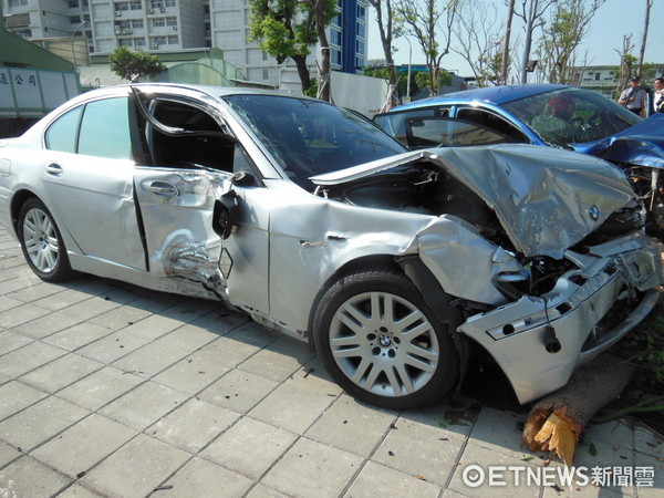 ▲酒駕男子駕駛大七闖紅燈，撞上另名載妻的劉男，2人撞上花圃後車頭全毀。（圖／記者林煒傑翻攝）