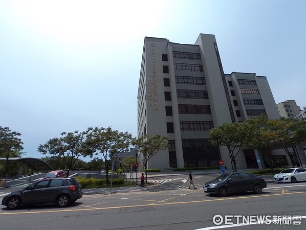 ▲台南市成大醫院門診大樓發生女子墜樓重傷事件。（圖／記者林悅攝）
