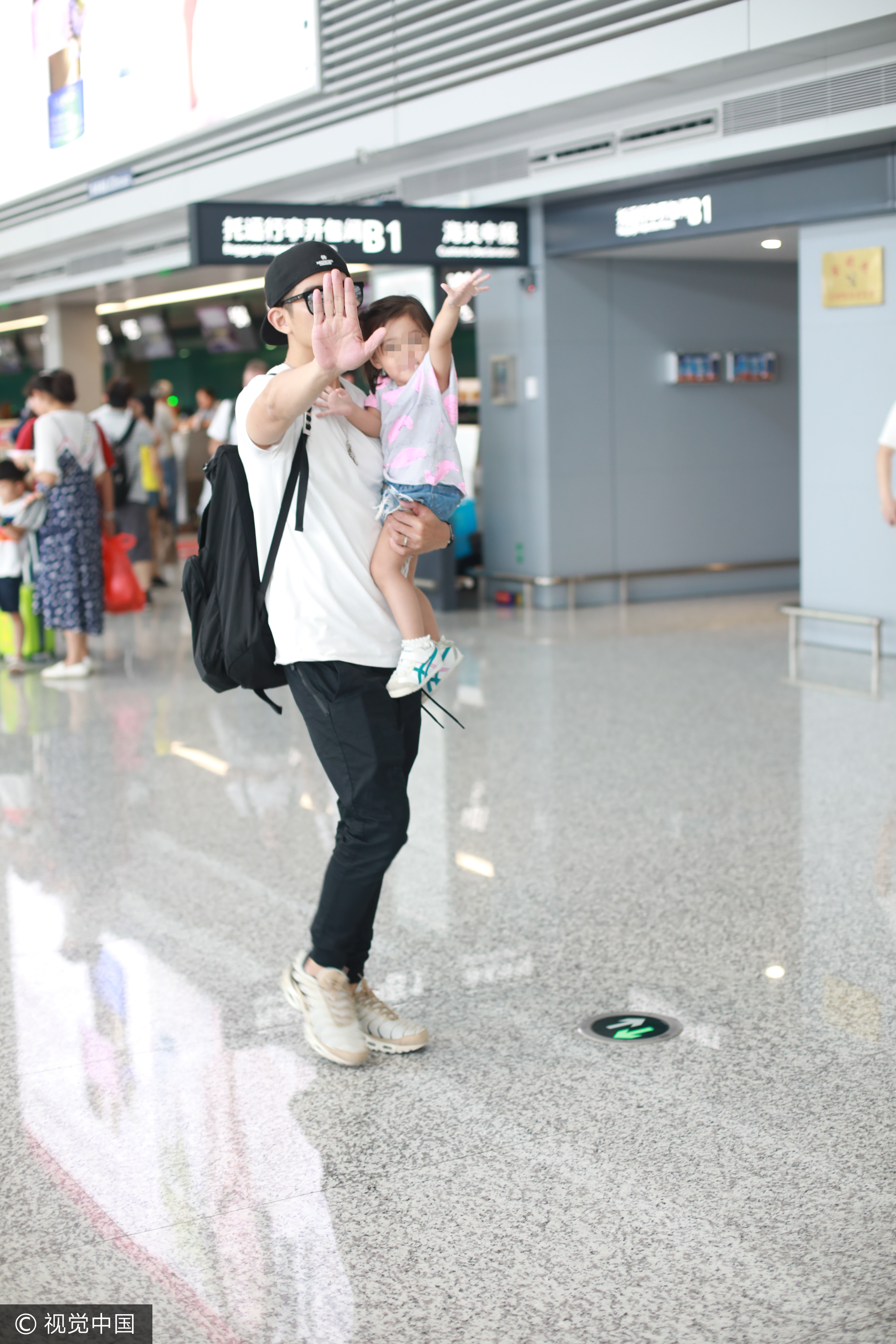 咘咘、賈靜雯、修杰楷和賈靜雯媽媽，從上海飛回台北。（圖／CFP）