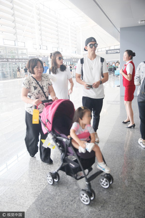 咘咘、賈靜雯、修杰楷和賈靜雯媽媽，從上海飛回台北。（圖／CFP）