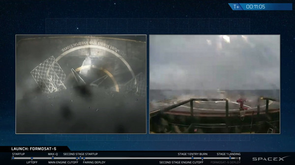 ▲▼SpaceX火箭返回海上浮台落地超準　網友直呼：黑科技。（圖／翻攝自Youtube／SpaceX官方）