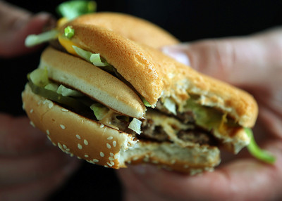 麥當勞漢堡裡「有蜥蜴內臟炸出」　餐廳超淡定只給9折券打發