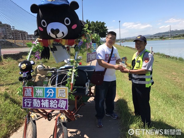 ▲▼世大運選手搶跟行動熊讚補給車合影。（圖／記者陳豐德攝）