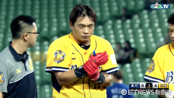 ▲林益全、彭政閔相撞，林益全傷退。（圖／截自CPBL TV）