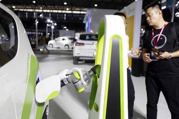 2017年8月3日，上海未來汽車展EVCard展示的自動充電系統。隨著電動車趨勢發展，全球對鋰金屬的需求將持續增加。（東方IC）