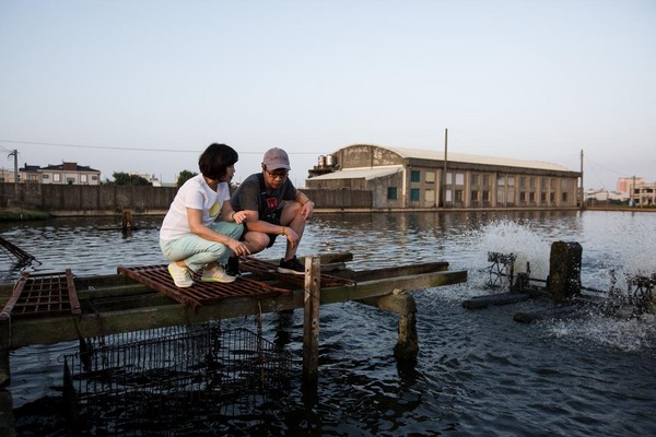 鰻魚貿易行業競爭激烈，郭瓊英（左）一有機會就把功夫傳承給外甥郭書豪（右）。