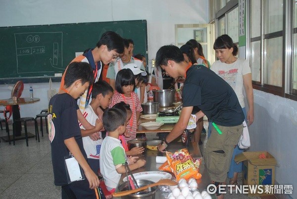 ‪‪台灣世界展望會與花少志工團，‬在花蓮奇美部落舉辦「小太陽夏令營」，關懷當地25名經濟弱勢家庭學童。（圖／台灣世界展望會提供）