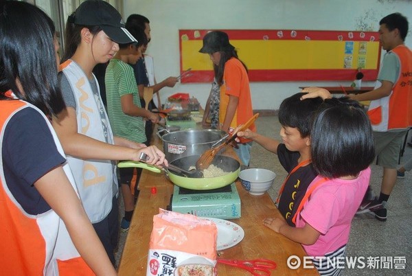 ‪‪台灣世界展望會與花少志工團，‬在花蓮奇美部落舉辦「小太陽夏令營」，關懷當地25名經濟弱勢家庭學童。（圖／台灣世界展望會提供）