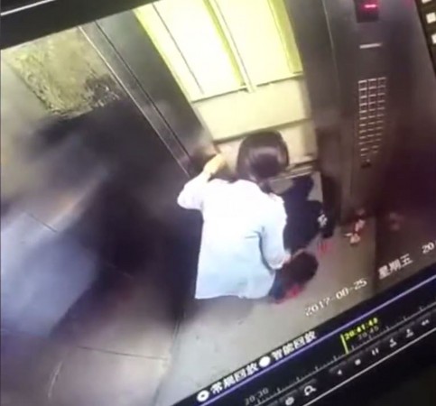 ▲▼黑龍江省哈爾濱市一家三口卡在電梯，其中父親踩空跌落梯井身亡。（圖／翻攝自梨視頻）