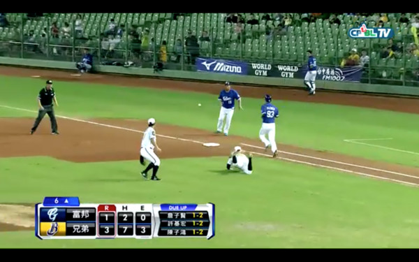 ▲銳力飛撲傳球。（圖／CPBL TV）