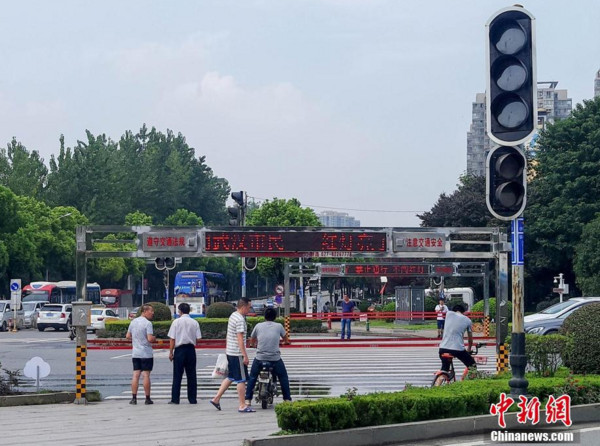 防止民眾闖紅燈，武漢推出「機器拉繩系統」的過馬路神器。（圖／翻攝自中新網）