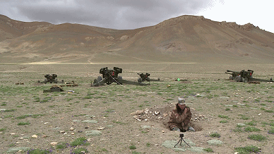 ▲▼接近八月底，解放軍西藏軍區砲兵隊赴高原實彈演練。（圖／攝自《央視》）