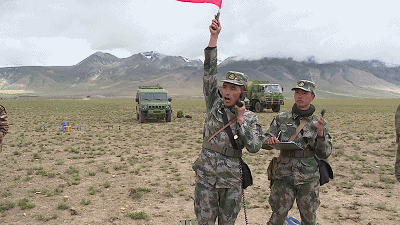 ▲▼接近八月底，解放軍西藏軍區砲兵隊赴高原實彈演練。（圖／攝自《央視》）