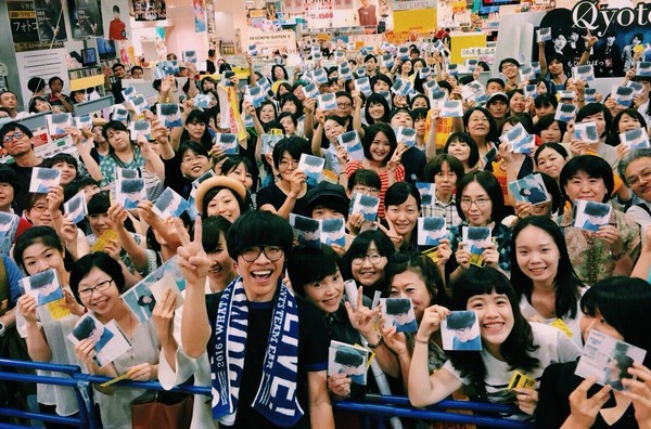 26日盧廣仲在新宿的唱片行舉辦簽唱會，現場人潮洶湧。（翻攝網路）