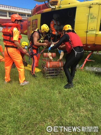 第一二岸巡總隊人員抵達現場，發現溺者無呼吸心跳，立即實施CPR急救，並通報空勤總隊直昇機救援。（圖／第一二岸巡總隊提供）