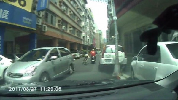 紅衣男偷車加速逃逸　棄車跳愛河慘被警包圍。（圖／翻攝畫面）
