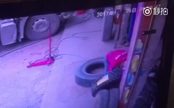 ▲▼湖南省寧鄉市一車行老闆被輪胎爆炸震飛身亡。（圖／翻攝自梨視頻）