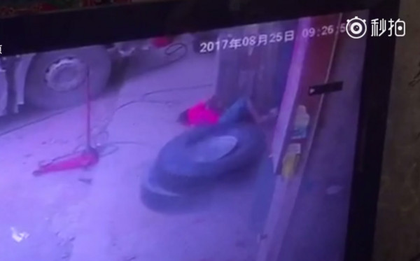 ▲▼湖南省寧鄉市一車行老闆被輪胎爆炸震飛身亡。（圖／翻攝自梨視頻）