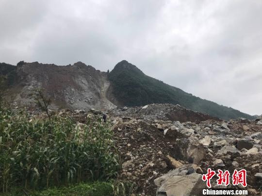 貴州省畢節市下轄的納雍縣張家灣鎮附近發生山崩，28戶人家被埋，至少1死37人失蹤。（圖／翻攝自中新網）