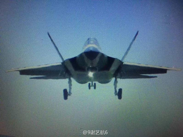 大陸網友公布一張「鶻鷹2.0版」新照，當時的殲-31正處於穩定進近階段，起落架明顯放下即將著陸。從這個角度看上去，激似美軍的F-22。（圖／翻攝自大陸網站）