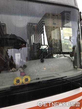 ▲▼吳男助跑撞向公車，擋風玻璃遭撞裂。（圖／記者陳豐德翻攝）