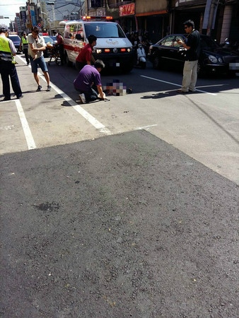 老婦人違規過馬路遭機車撞，正面重擊趴地，左大腿反折。（圖／翻攝自苗栗大小事臉書）