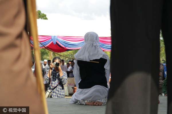 ▲▼印尼亞齊10名男女因通姦被公開鞭打。（圖／CFP）