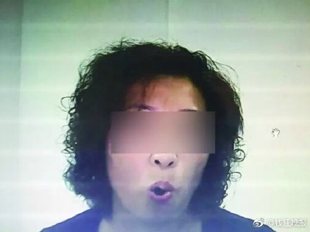 ▲▼為了通過駕照考試，中國婦女在嘴裡含著針孔攝影機。（圖／翻攝自钱江晚报微博）