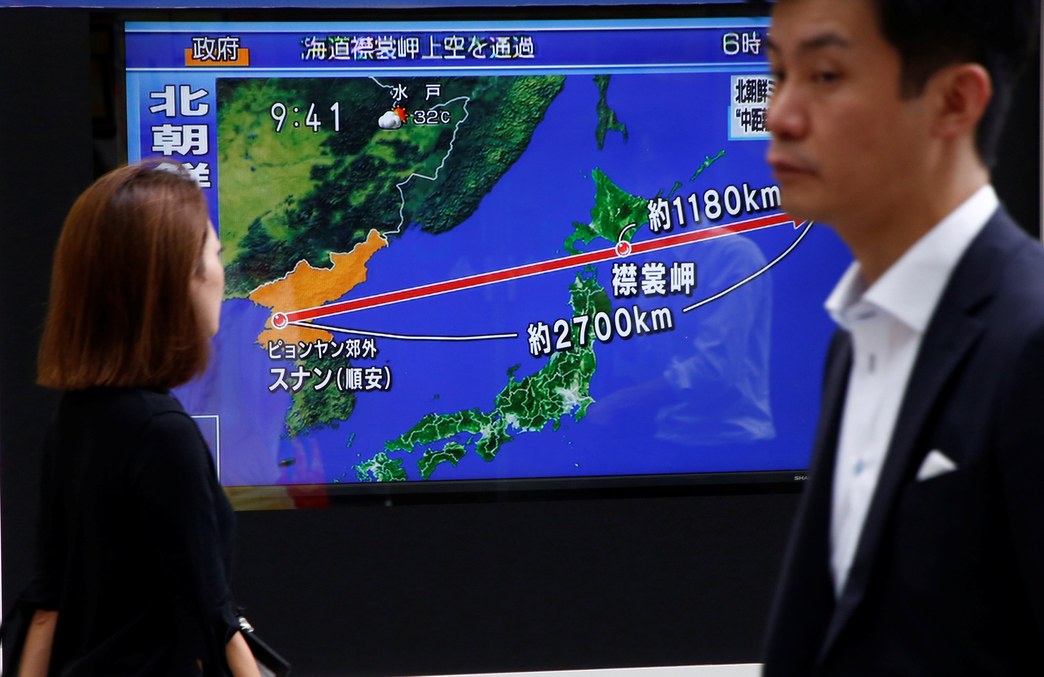 北韓導彈飛過日本上空，東京街頭插播快訊。（圖／路透社）