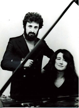 麥斯基（左）年輕時與鋼琴女皇阿格麗希合影。（取自麥斯基臉書）