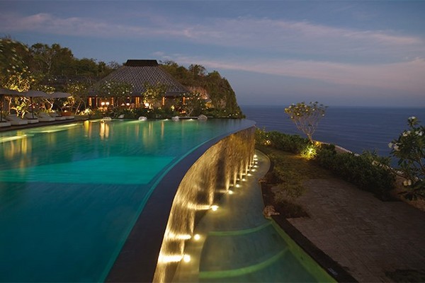 ▲BVLGARI 峇里島 RESORTS 無邊際泳池蓋在崖邊, 俯瞰印度洋