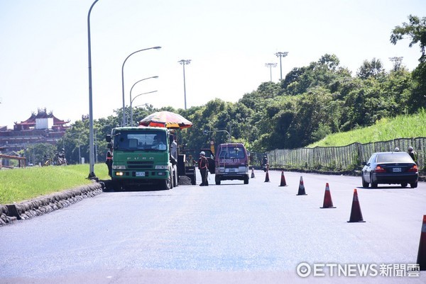 花蓮市長魏嘉賢前往會勘慈濟路平整工程，特地騎自行車來測試道路的平整度。（圖／花蓮市公所提供）