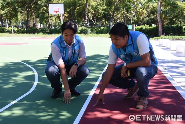 花蓮市長魏嘉賢會勘林芥公園籃球場改善工程，對於場地改善後的現況非常滿意。（圖／花蓮市公所提供）