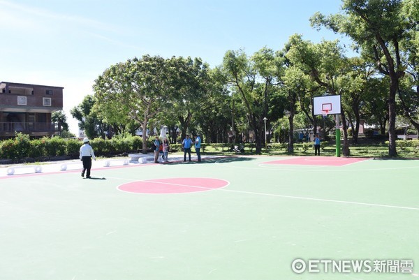 花蓮市長魏嘉賢會勘林芥公園籃球場改善工程，對於場地改善後的現況非常滿意。（圖／花蓮市公所提供）