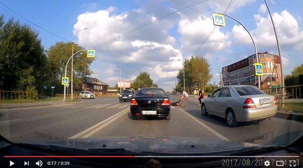 嫌阿伯過馬路走太慢，俄羅斯男下車把他拖過路口。（圖／翻攝自YouTube／Александр Григорьев）