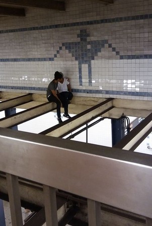 地鐵男爬上6公尺高橫樑，勸回輕生女子。（圖／翻攝自Michal Klein臉書）
