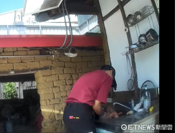 ▲▼1歲男童近中午光腳在戶外遊玩　遭高溫鐵板燙傷哇哇大哭。（圖／記者謝侑霖翻攝）