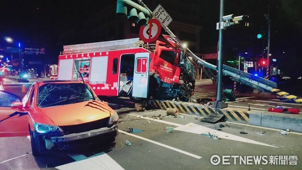 ▲▼水箱車出勤時遭撞失控，壓斷號誌桿。（圖／記者陳豐德翻攝）