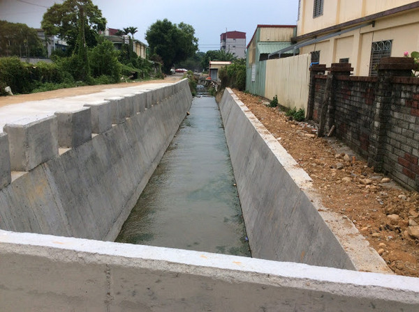 ▲台中新社幼兒園旁長年受淹水問題困擾，台中市政府水利局會同都發局前往拆除幼兒園旁違建，並接續於7月底完成排水溝拓寬改善工程。（圖／台中市政府水利局提供）