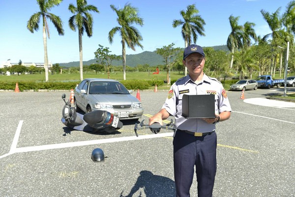 ▲花蓮首創！員警用空拍機蒐證車禍現場。（圖／交通部提供）