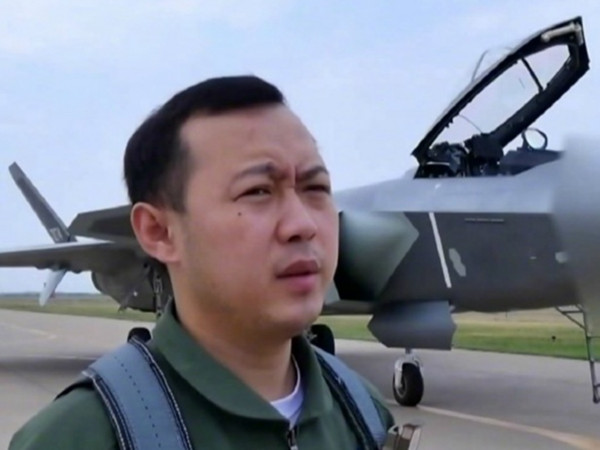 傳馬曉天卸任解放軍空軍司令可能選擇退休，而他的兒子張昊則擔任中國首款隱身戰機殲-20的飛行員。（圖／翻攝自央視）