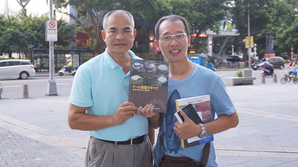 ▲台北市體育局前代理局長劉家增（左）對於世界各國巨蛋有相當的研究，時常購買相關書籍。