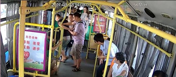 男子公車偷拍被逮，手機被翻出大量女性偷拍照。（圖／翻攝自長江日報）