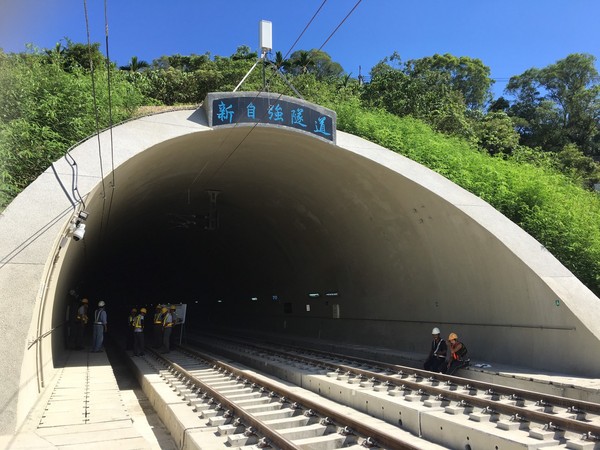 ▲花東鐵路電氣化最難「新自強隧道」完工，9月底單線通車。（圖／交通部提供）