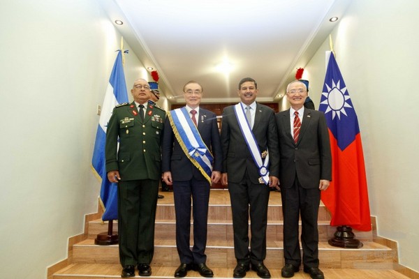 華宏兩國國防部長相互贈勳   增進雙方友好軍誼