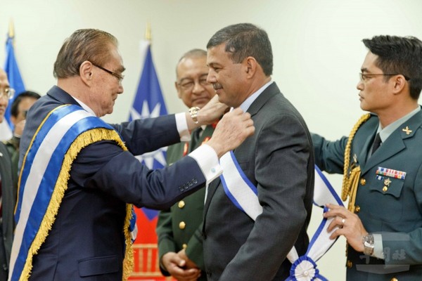 華宏兩國國防部長相互贈勳   增進雙方友好軍誼