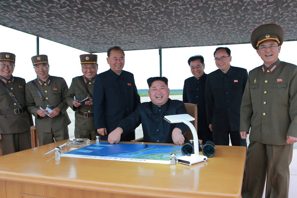 北韓中央通信社（KCNA）8月30日公布一張未註明日期的金正恩視察中長程導彈發射照片。（圖／路透社）