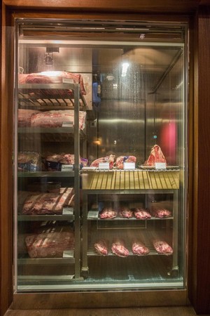 廚房旁規劃肉類專屬熟成室。